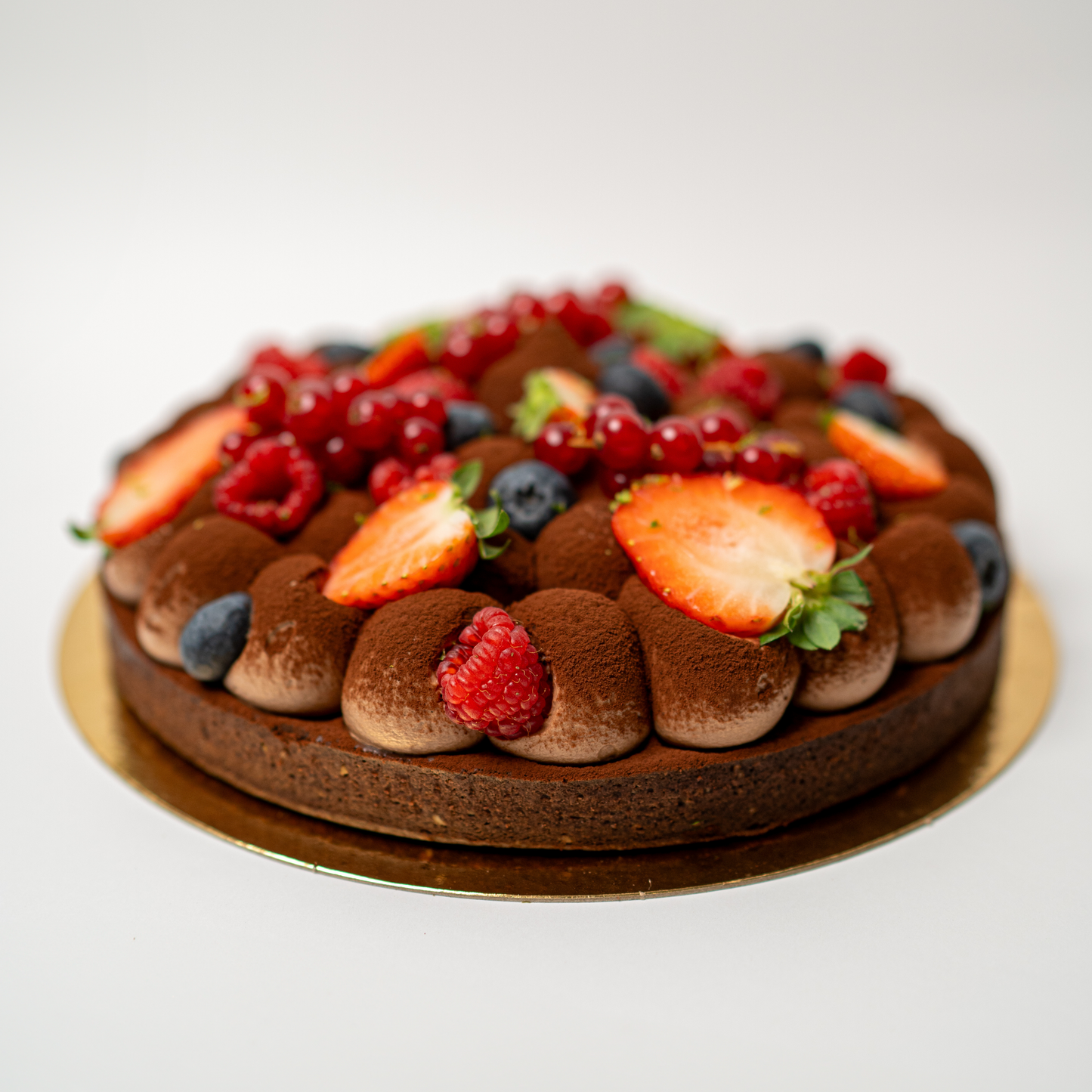 Chocolate Extravaganza Millington Cakes, una creación gourmet con praliné crujiente, mousse ligero y notas de lima, avellana y almendra en un formato individual elegante.