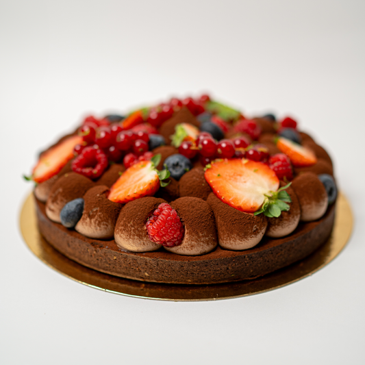 Chocolate Extravaganza Millington Cakes, una creación gourmet con praliné crujiente, mousse ligero y notas de lima, avellana y almendra en un formato individual elegante.