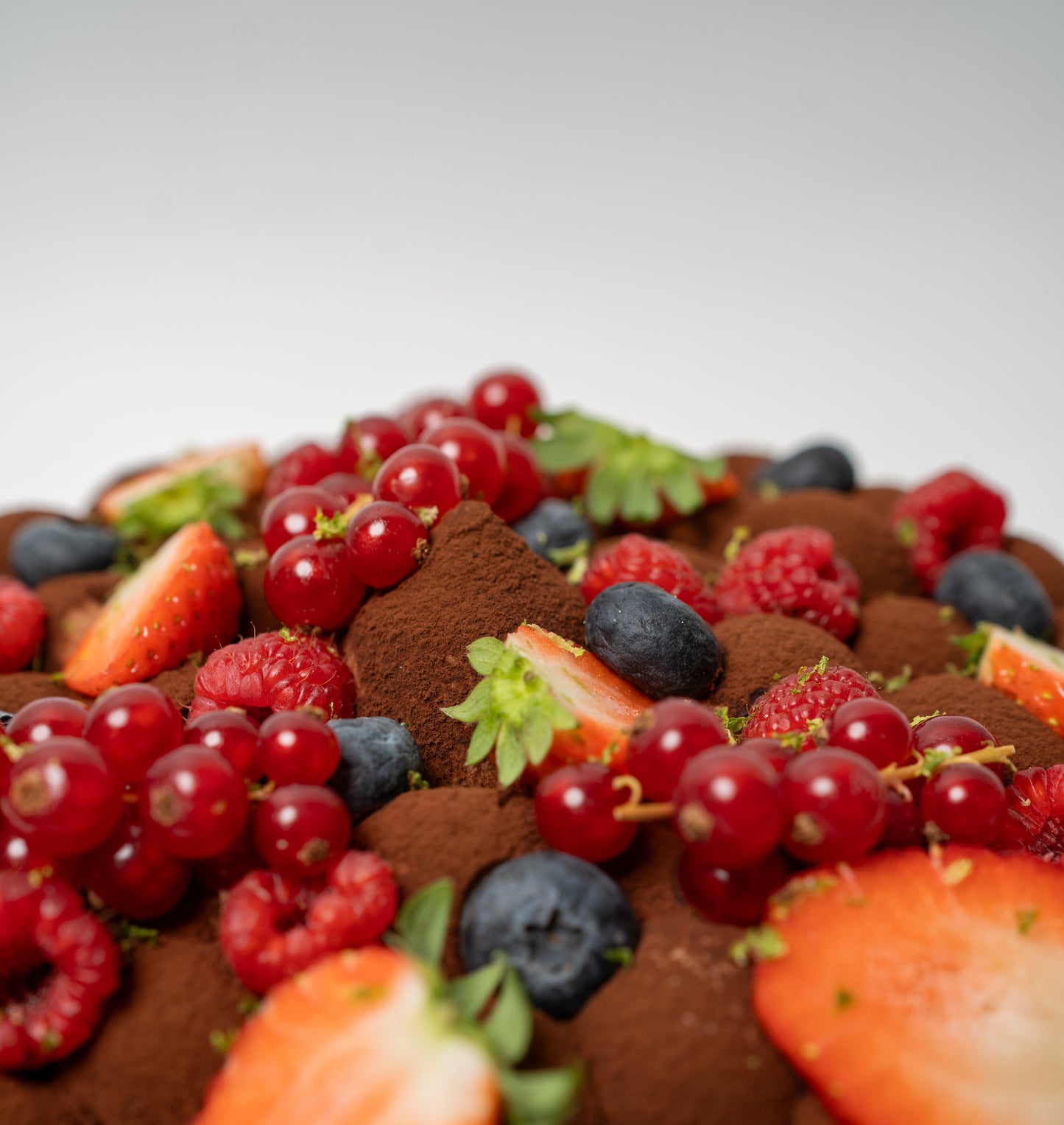 Primer plano de la tarta Chocolate Extravaganza Millington Cakes, resaltando la textura del mousse, el crujiente de praliné y las notas de frutos secos.