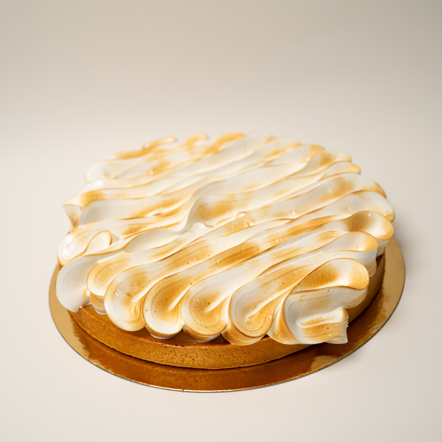 Lemon Pie, la tarta más destacada y favorita por todos los consumidores, con corte elegante que muestra su relleno cremoso de limón