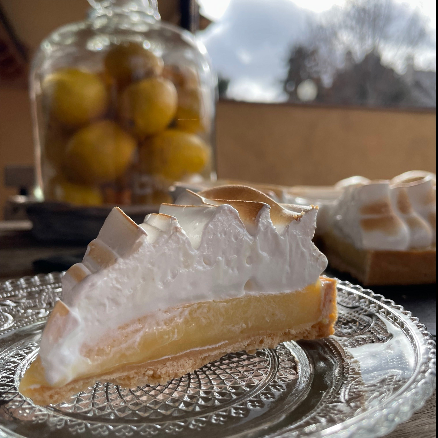 Lemon Pie destacado al corte, con textura cremosa y aspecto irresistible.