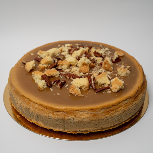 Salted Caramel Cheesecake destacado, con base de galleta shortbread y mezcla suave de queso y caramelo salado, decorado con nueces de pecán.